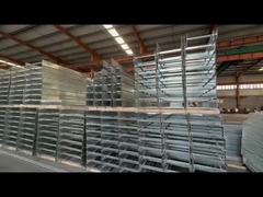 Perangkat yang dapat disesuaikan dengan jenis tangga baja perak yang dipasang untuk manajemen kabel tahan api